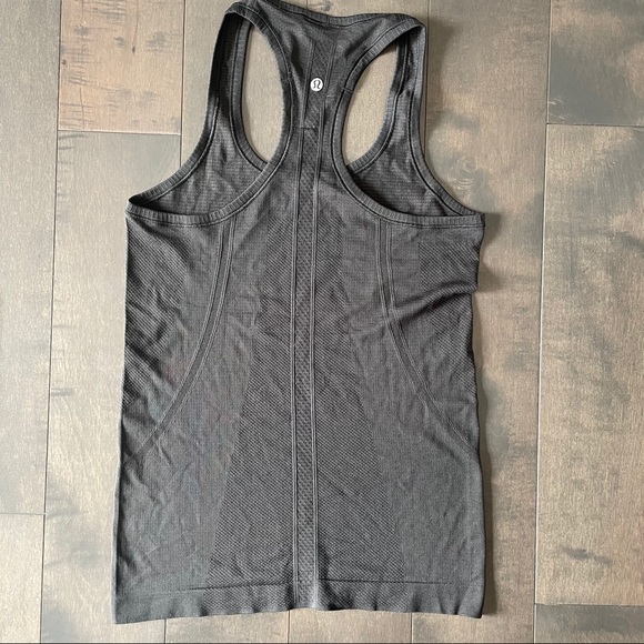 SZ 6 Swiftly Tech Racerback in black - Picture 2 of 4